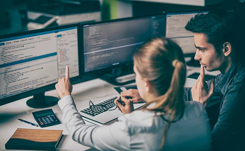Desenvolvedores trabalhando em teste